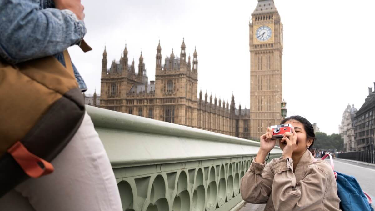 tourists-in-London-UK